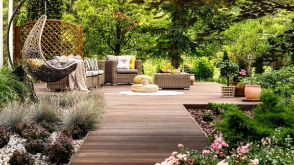 8 BACKYARD IDEAS AND LANDSCAPING INSPIRATION FOR A STUNNING OUTDOOR SPACE